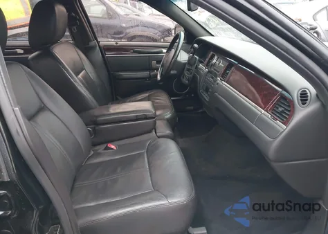 2011 Lincoln Town Car Executive L z USA, uszkodzony, nr VIN 2LNBL8EVXBX758298